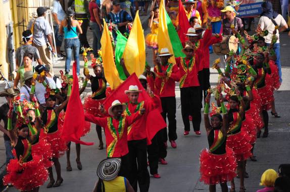 Desfile de 'carnaval' nas festas de independência de Cartagena, na Colômbia